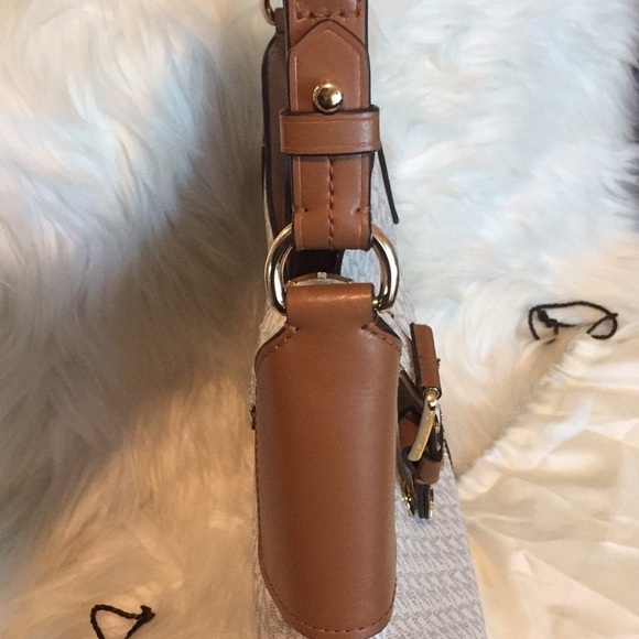 Michael Kors Lillian Vanilla Medium Shoulder Bag - Picture 15 of 17